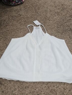 Lightweight White V-Neck Spaghetti Strap Camisole